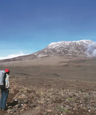 Trekken stets mit dem Ziel vor Augen: der Gipfel des Kilimanjaro